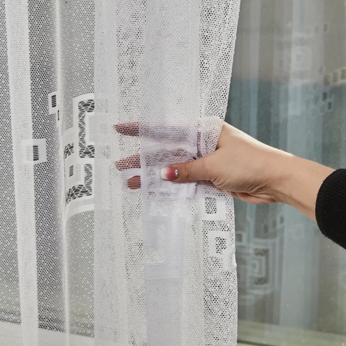 Perdea albă Pașcani cu pătrățele pentru o eleganță atemporală a spațiului tău - imagine 3